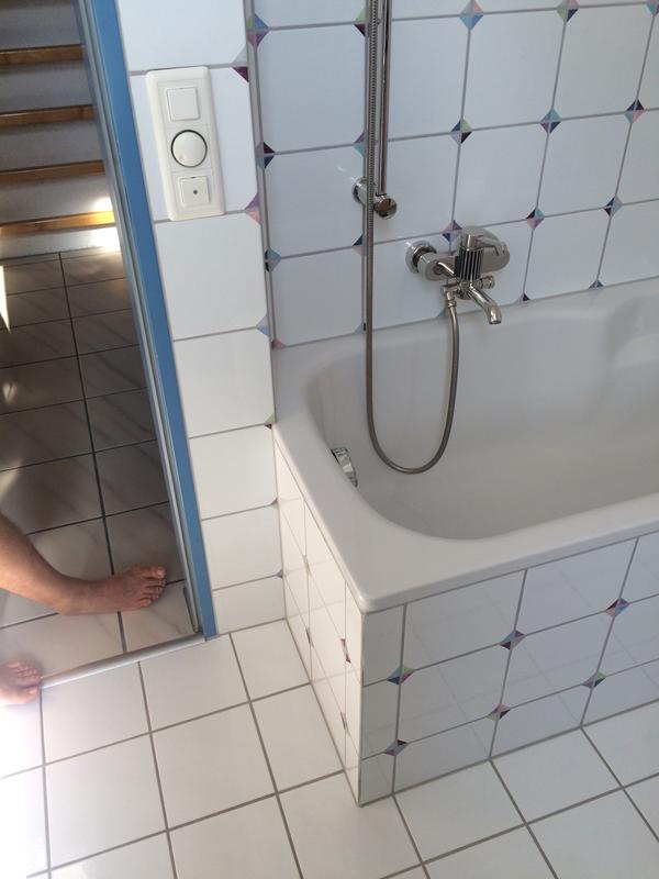 Altes Badezimmer mit Badewanne 2